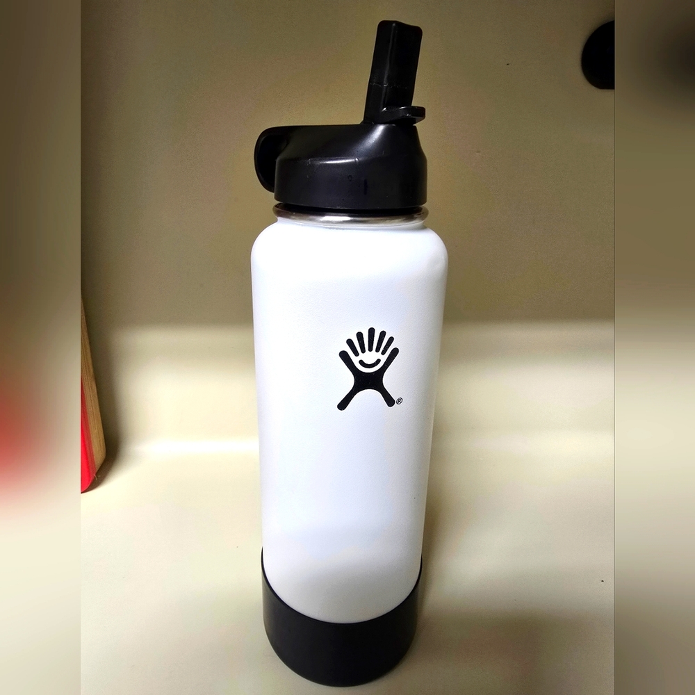 White Hydro Flask 40 oz with silicone sleeve and straw top